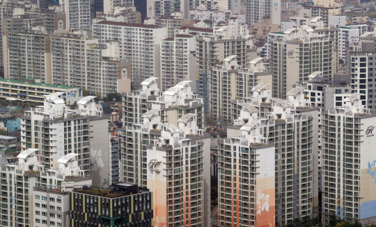 이달부터 청약조정지역 내 다주택자에 대한 양도소득세 중과가 시행되면서 서울 아파트 거래가 급감한 것으로 나타났다. 15일 서울부동산정보광장에 따르면 이달 14일 현재 서울 아파트 거래량은 총 2천939건(신고 건수 기준)으로 일평균 209.9건이 신고됐다. 이달 14일까지 신고된 강남구 아파트 거래량은 총 88건으로 일평균 6.3건에 그쳤다. 작년 4월 일평균 16건, 올해 3월 25.3건이 신고된 것과 비교해 각각 60.7%, 75.1%가 감소한 것이다. 사진은 이날 서울 강남구 일대 아파트 모습.